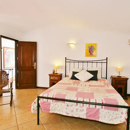 Villa Sleeps 8 Pool Air Con Wifi *