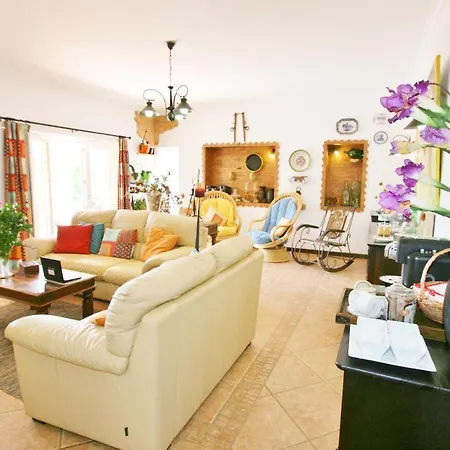Villa Sleeps 8 Pool Air Con Wifi