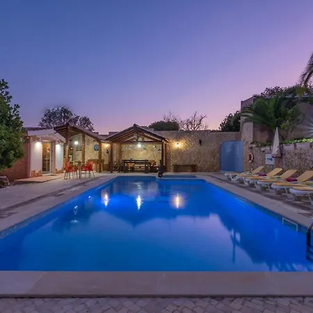 Sleeps 8 Pool Air Con Wifi *