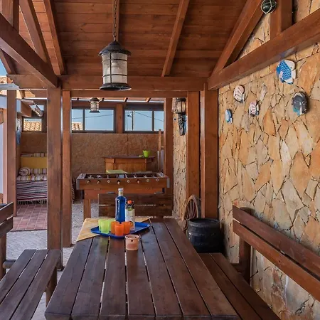 Sleeps 8 Pool Air Con Wifi